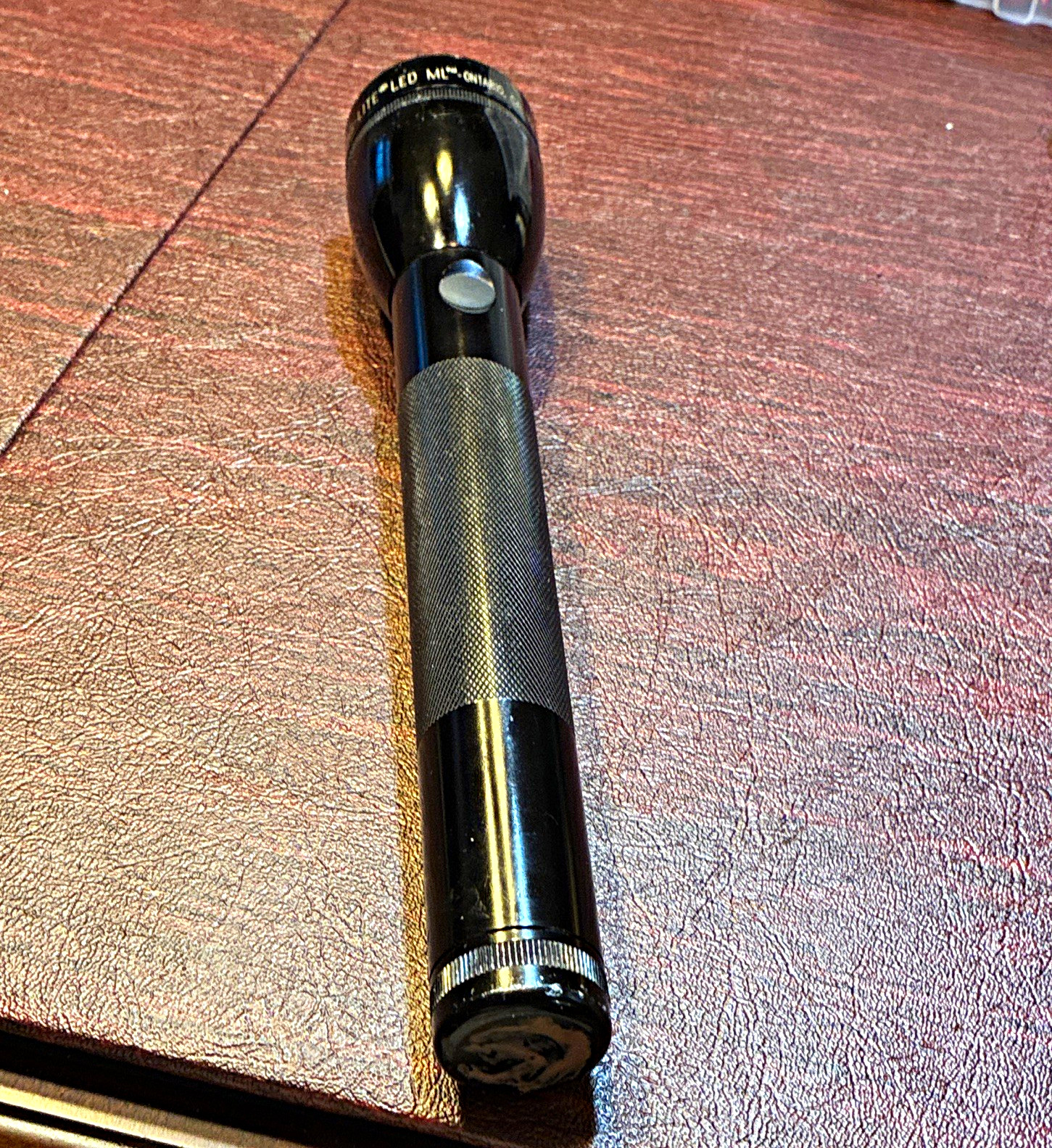 Mag-Lite LED Handheld Flashlight Black Aluminum 3V Uses 3 c Batteries