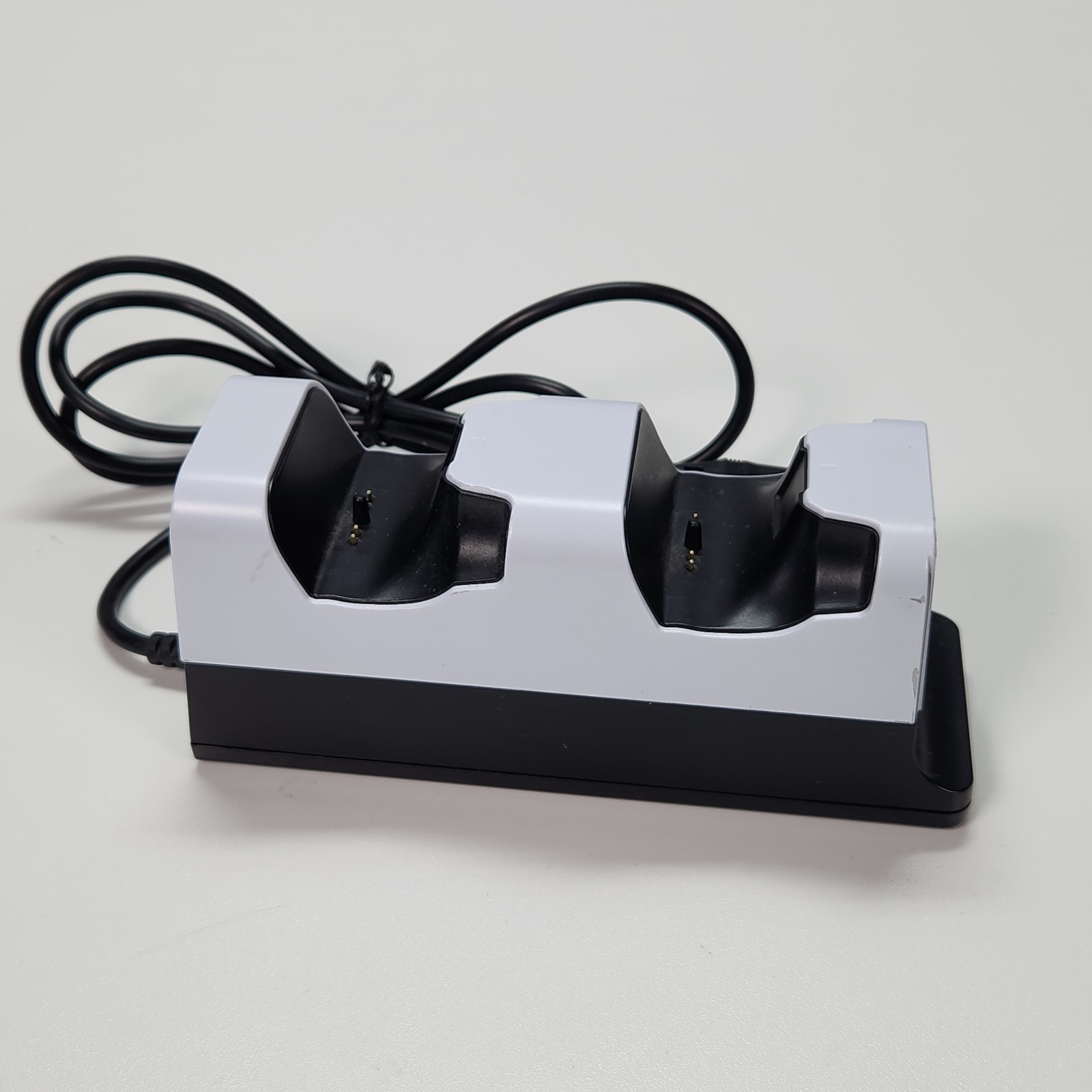 Insignia Dual Controller Charging Station For Playstation 5/4