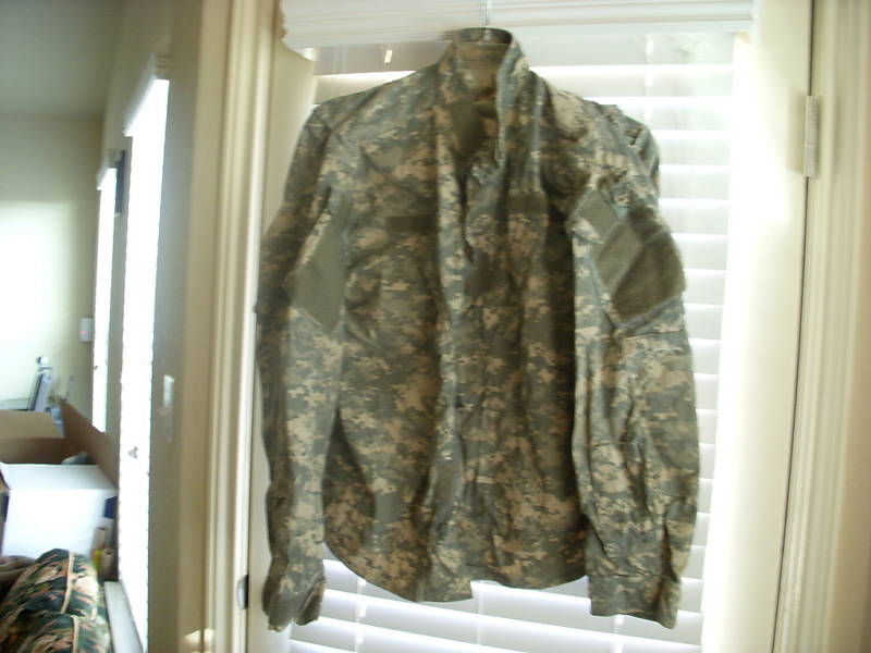 US MILITARY ARMY  ACU TOP COAT SIZE MEDIUM-REGULAR