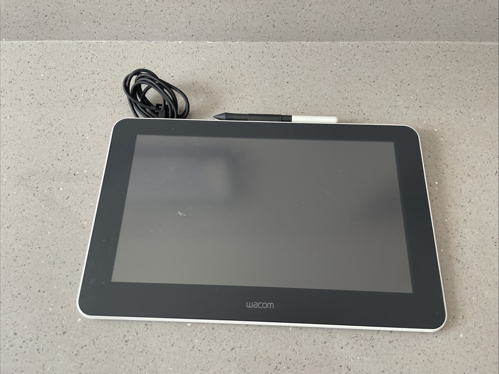 Wacom One 13.3 inch Graphics Tablet - Flint White (DTC133W0A) NO CABLE! READ!