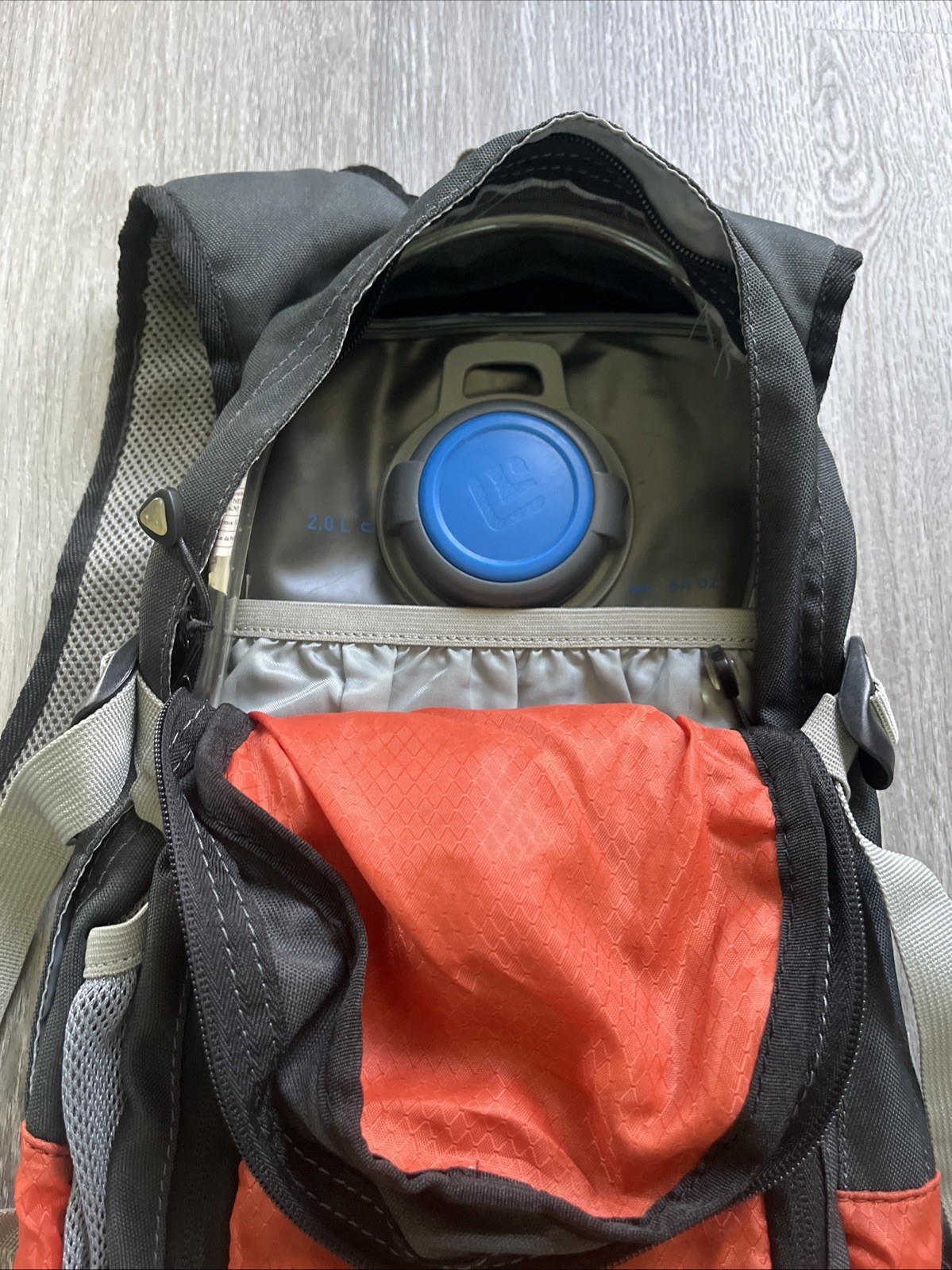 Bass Pro Shops XPS 2 L 68 Oz Rip-Stop Hydration Backpack + Bladder ORANGE BLACK