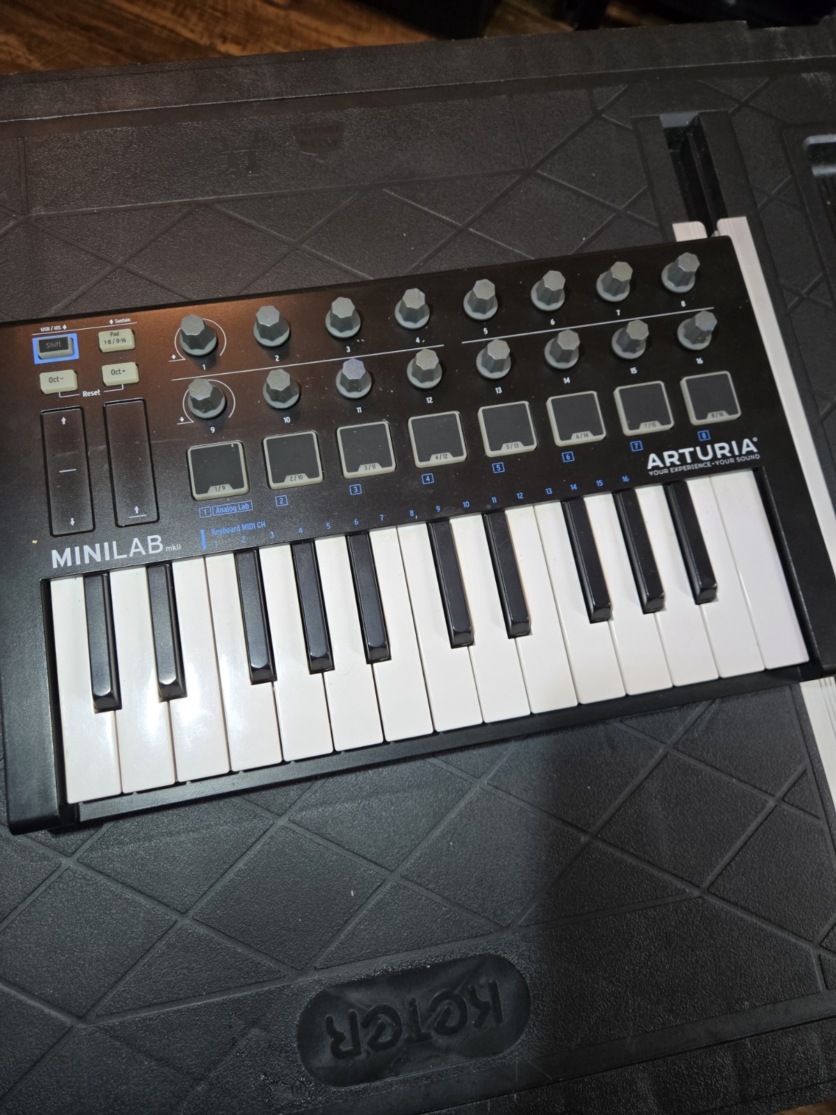 Arturia MiniLab MKII 25-Key Midi Controller Keyboard Brown Side Panel