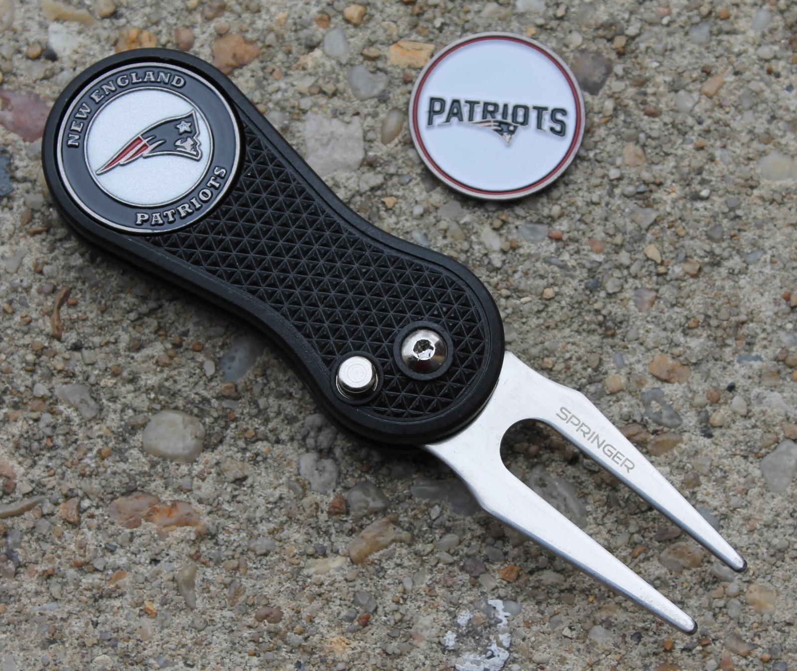 NFLNEW ENGLAND PATRIOTS  AFC TEAM  LOGO GOLF BALL MARKER SWITCHBLADE DIVOT TOOL