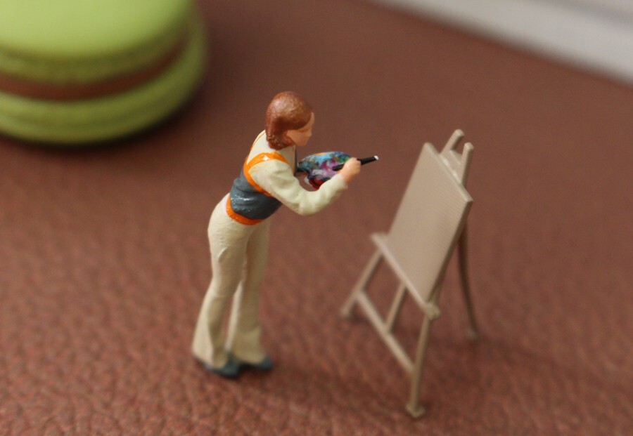 TOY 1/64 figure lady Painter sketching professor fit 1:64 car street in stock