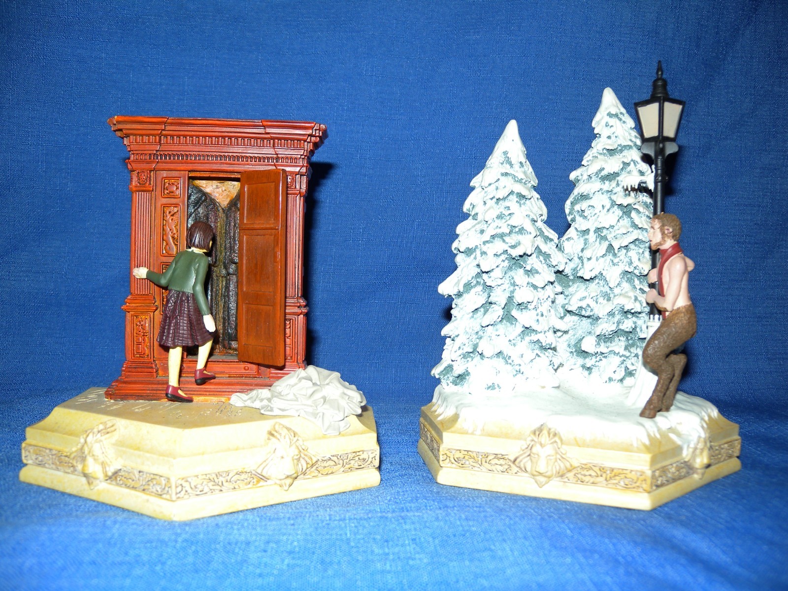 Chronicles of Narnia: The Lion, The Witch, and The Wardrobe Bookends