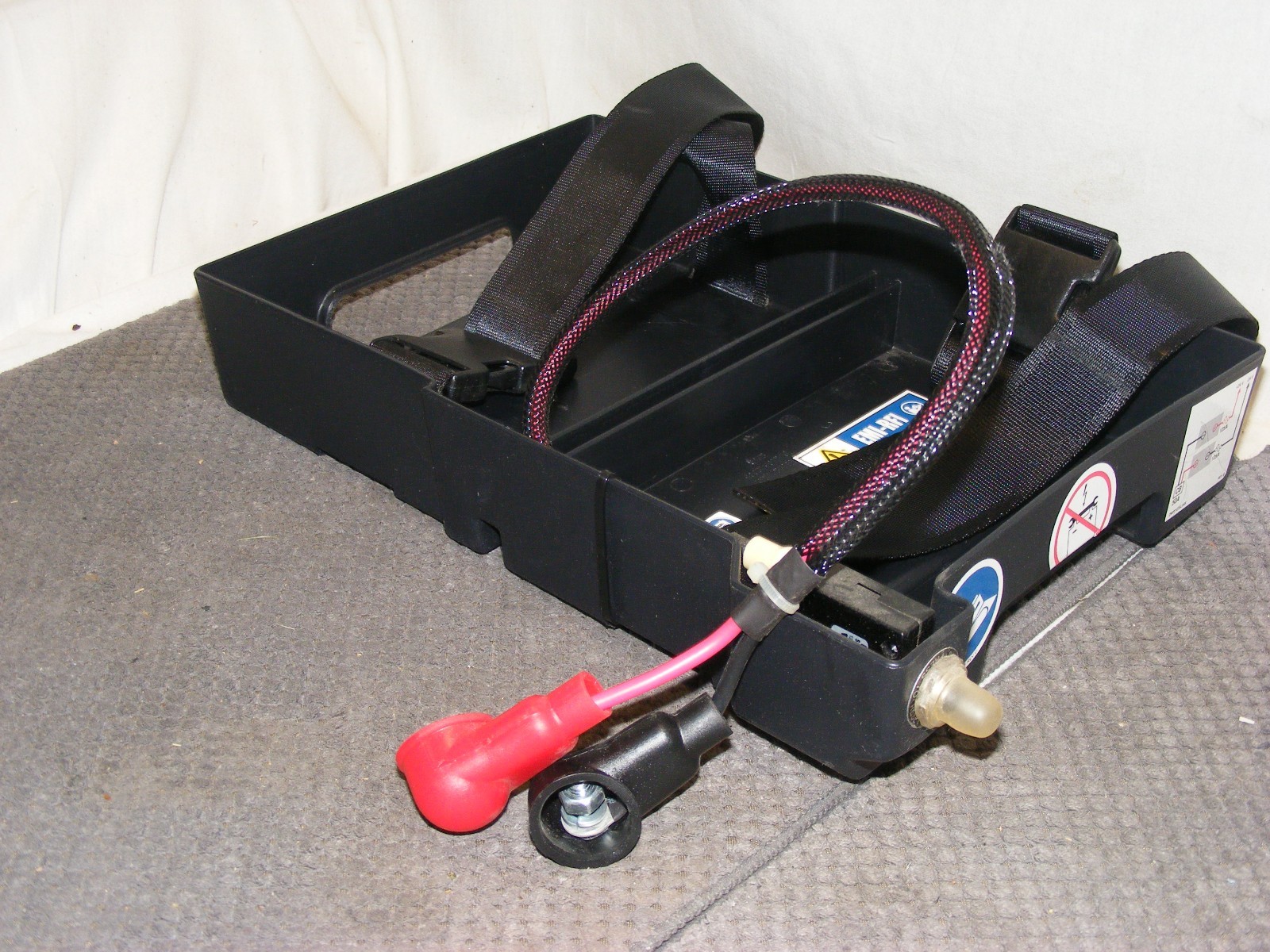 PRIDE QUANTUM 600, J6 DOUBLE BATTERY TRAY W/STRAPS & RESET SWITCH DWR1054E005