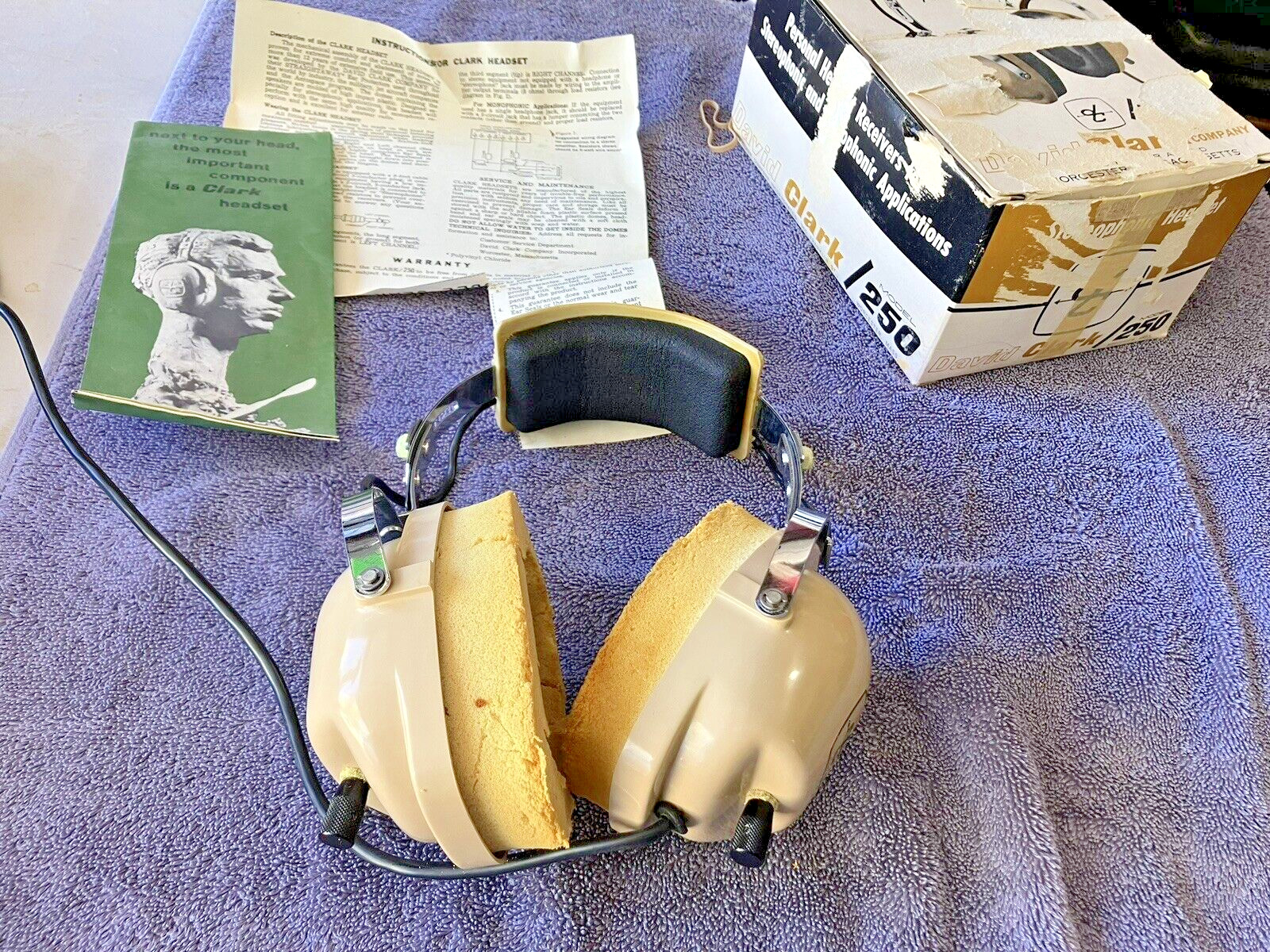 David Clark Company Aviation Headphones / Model 250 / Working fine / Need Pads