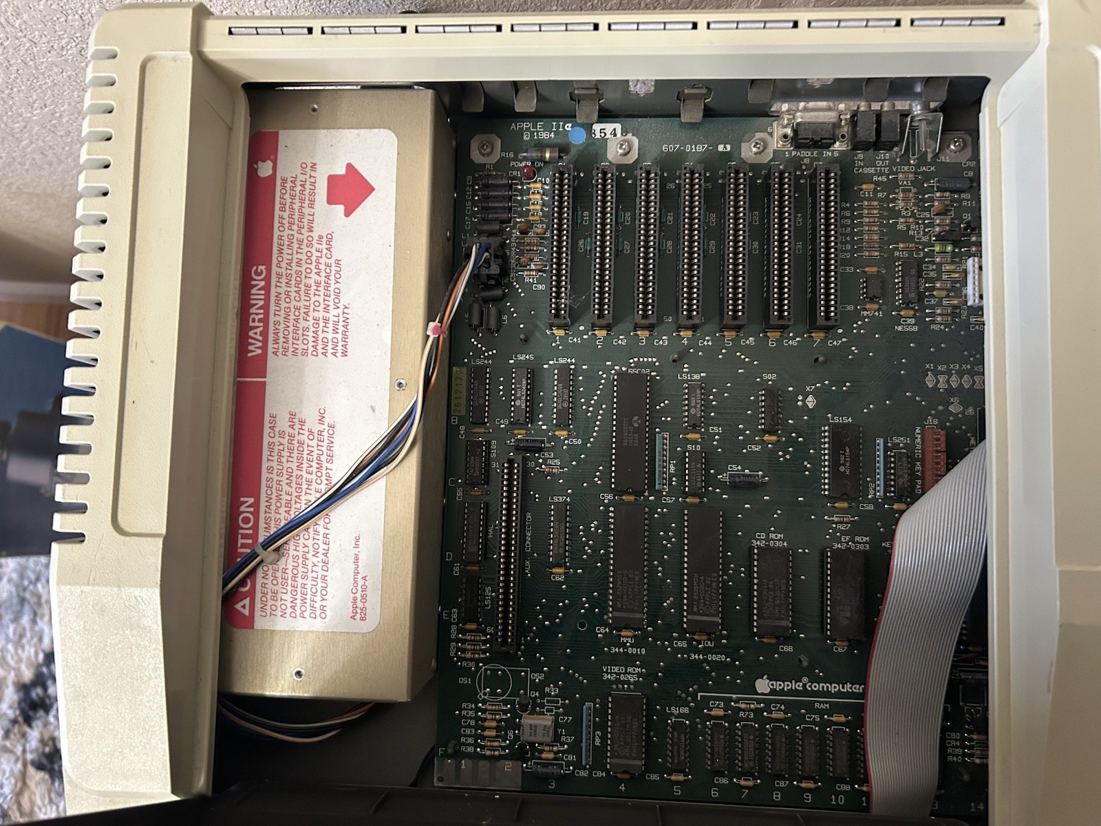 Vintage! 1984 APPLE IIe (A2S2064)COMPUTER **Powers On** Working!! Missing Keys