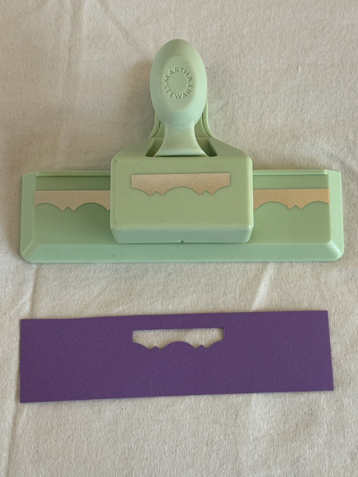 SCALLOPED EDGE Martha Stewart Paper Punch Lacing Slot  SIDES DON'T FOLD