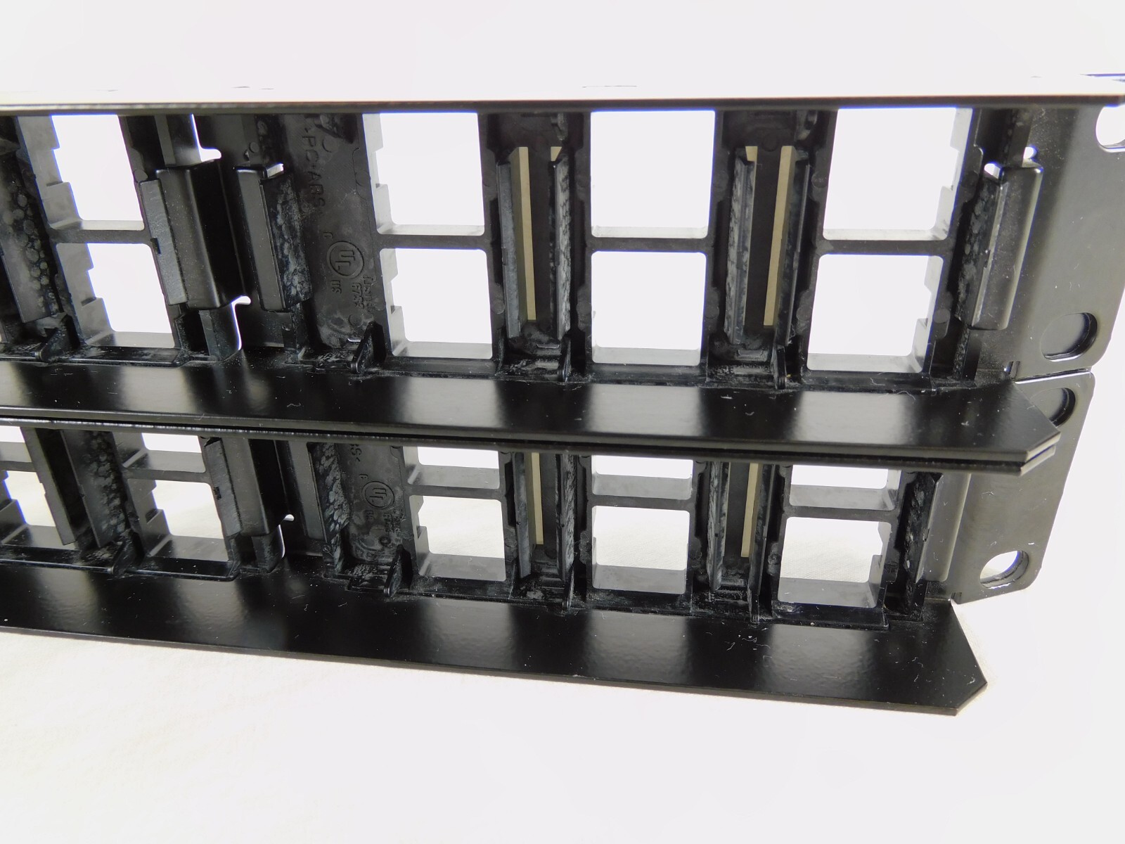 CPPA-UDDM-M-2U-48 760207308 Angled CommScope Patch Panel + Cable Management Bars