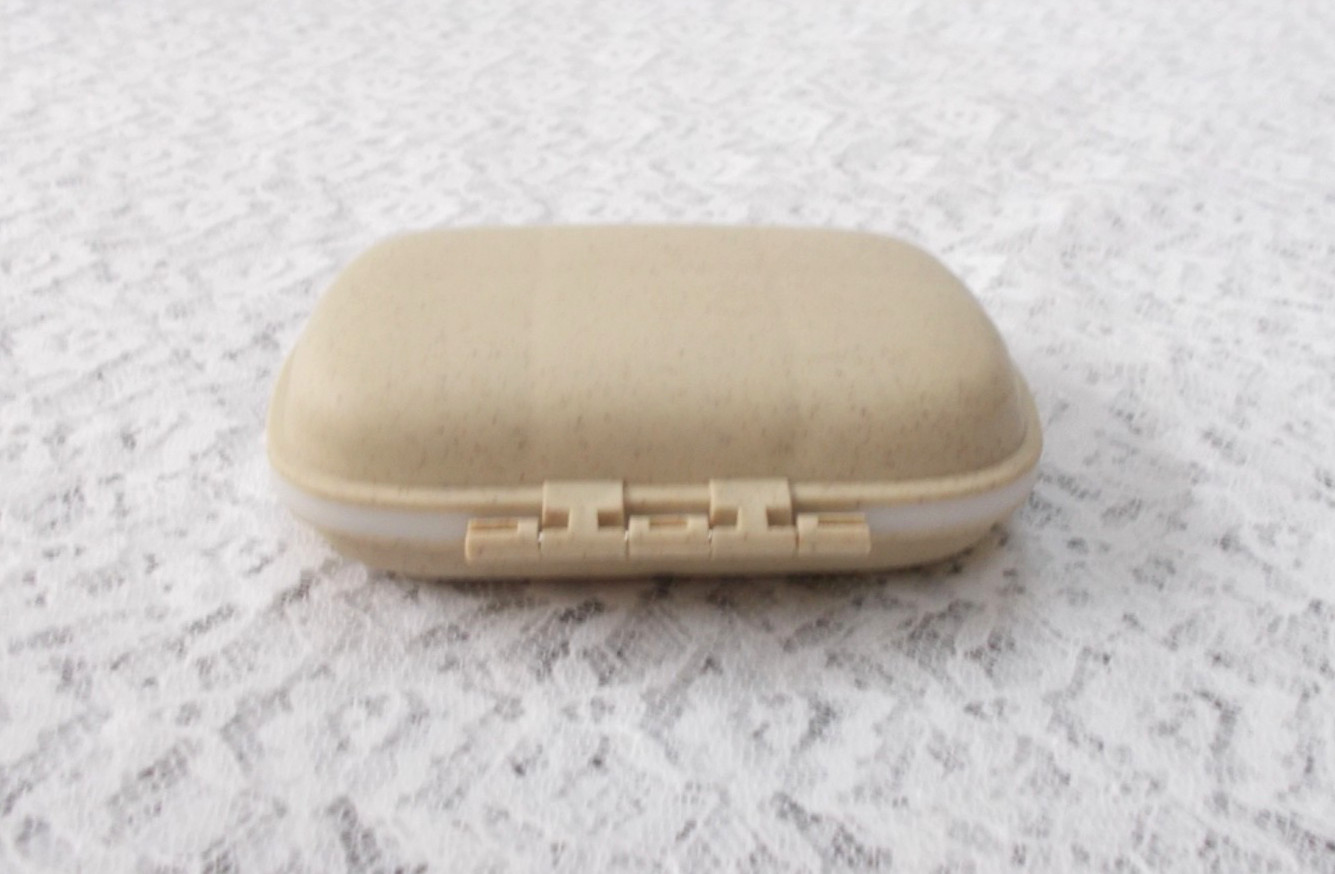 Travel Pill/Medication Organizer With 8 Compartments Snap Close Plastic Case