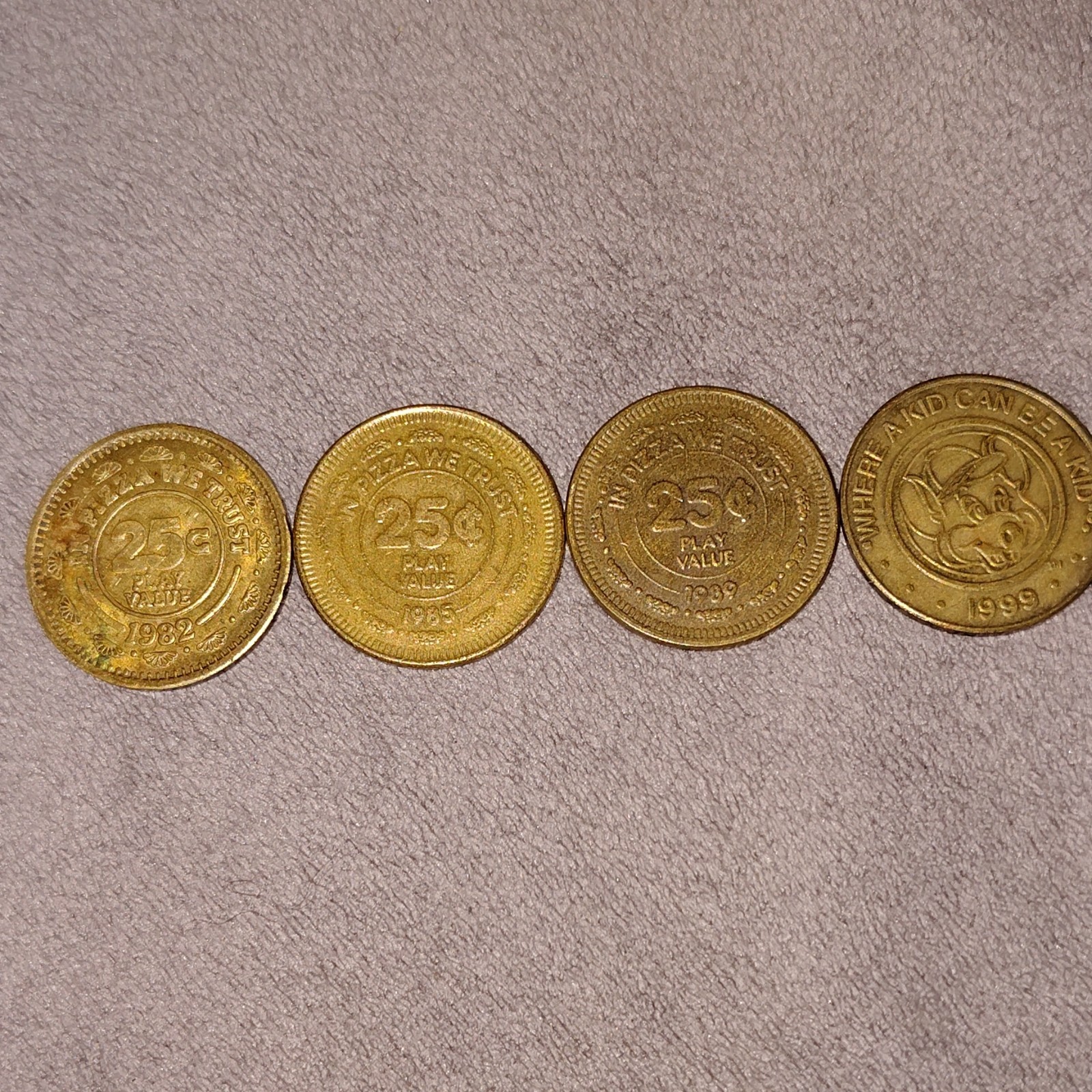 LOT-Chuck E. Cheese Arcade Tokens Original 1982 1985 1989 1999 In Pizza We Trust