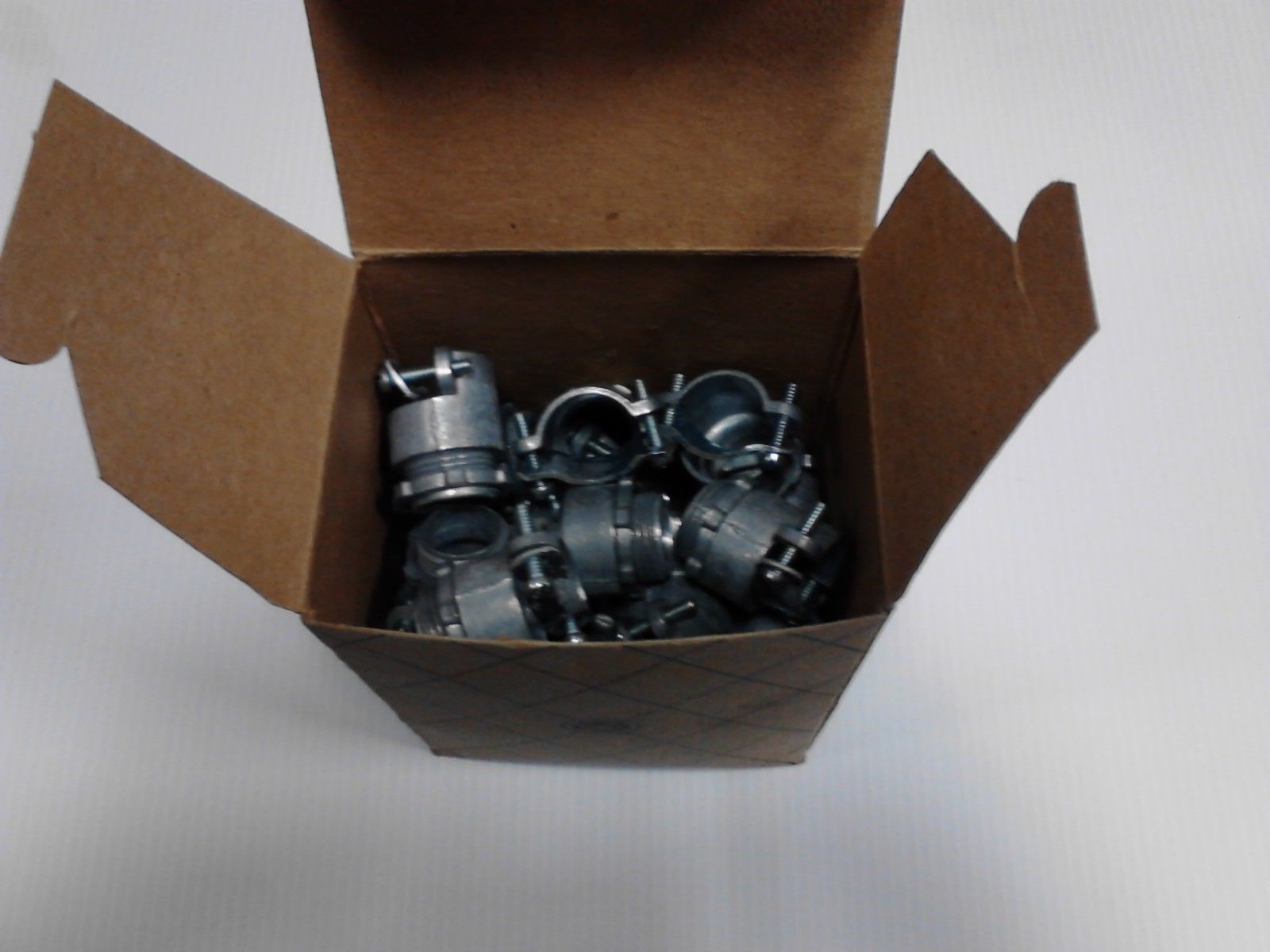 (25) 3/4" STRAIGHT CONNECTORS CAT#581 FOR ARMOUR & SERVICE CABLE- Made in USA.