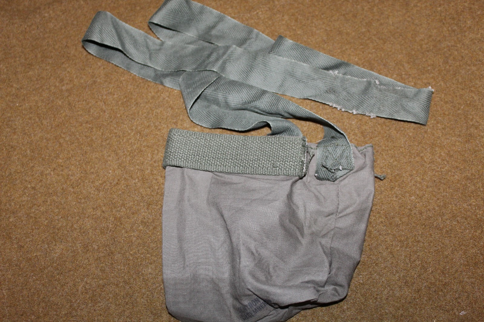 Original Vietnam War Era U.S. Army MG 100 Rd OD Cloth Carrier w/Strap, 75' dated