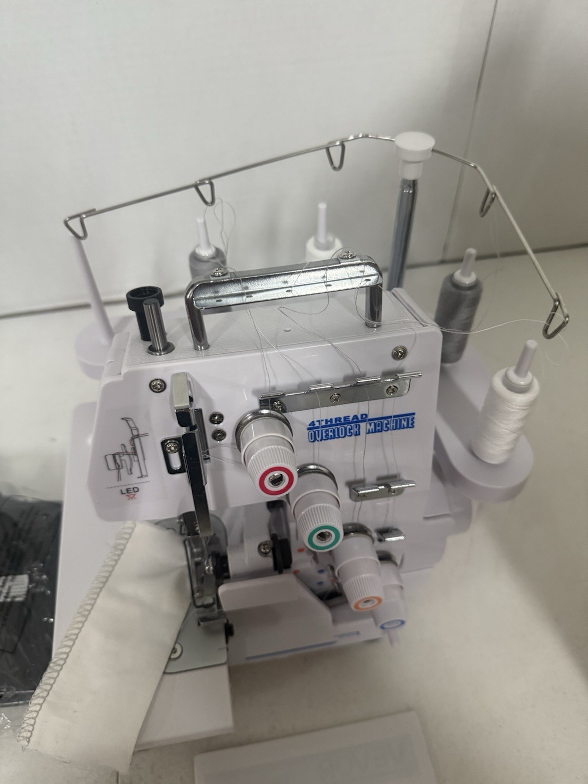 VEVOR Serger Sewing Machine Overlock Machine 1250 SPM 3 and 4 Thread Capability