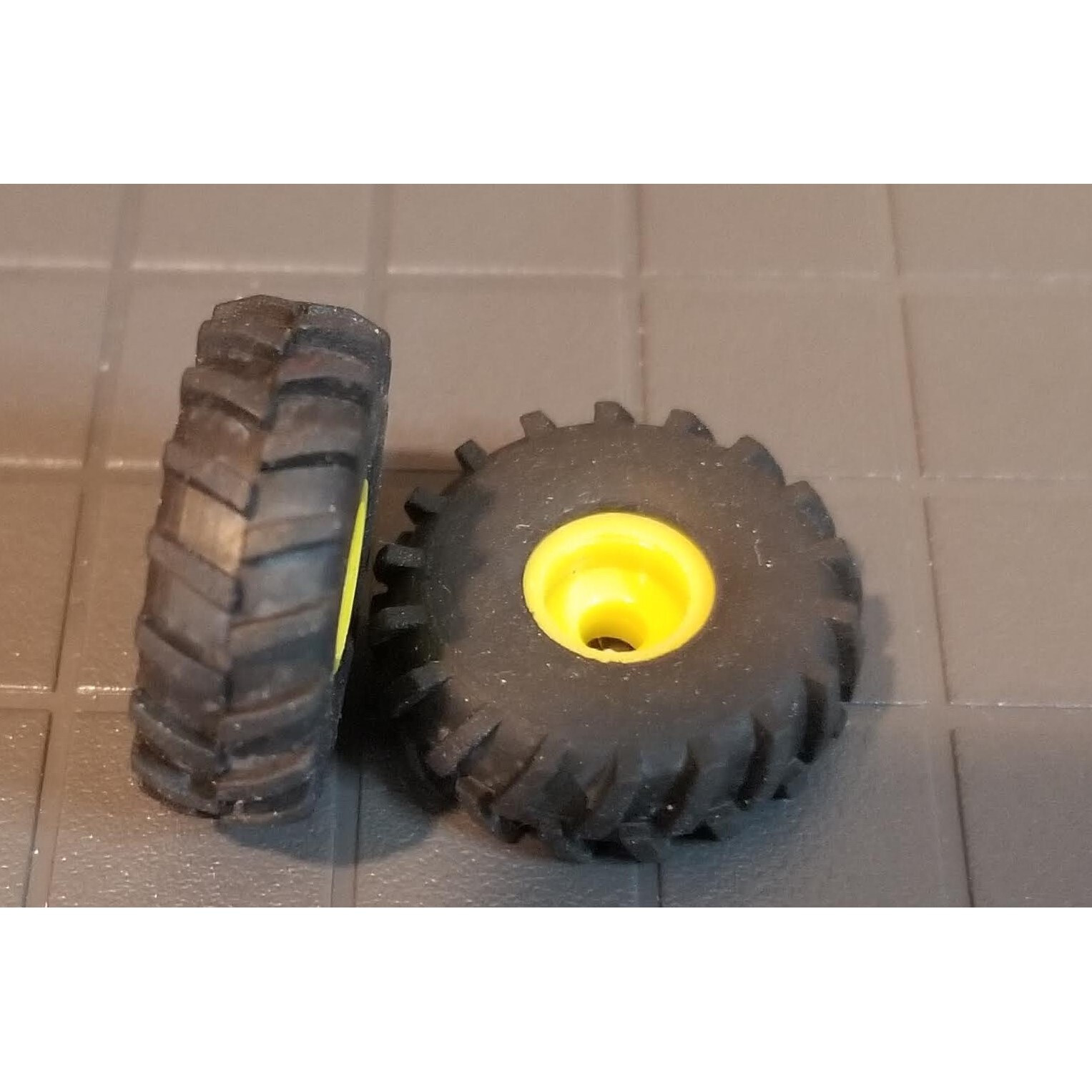 1/64 Standi Toys Pair of 16.9-28 Tires with Yellow Rims