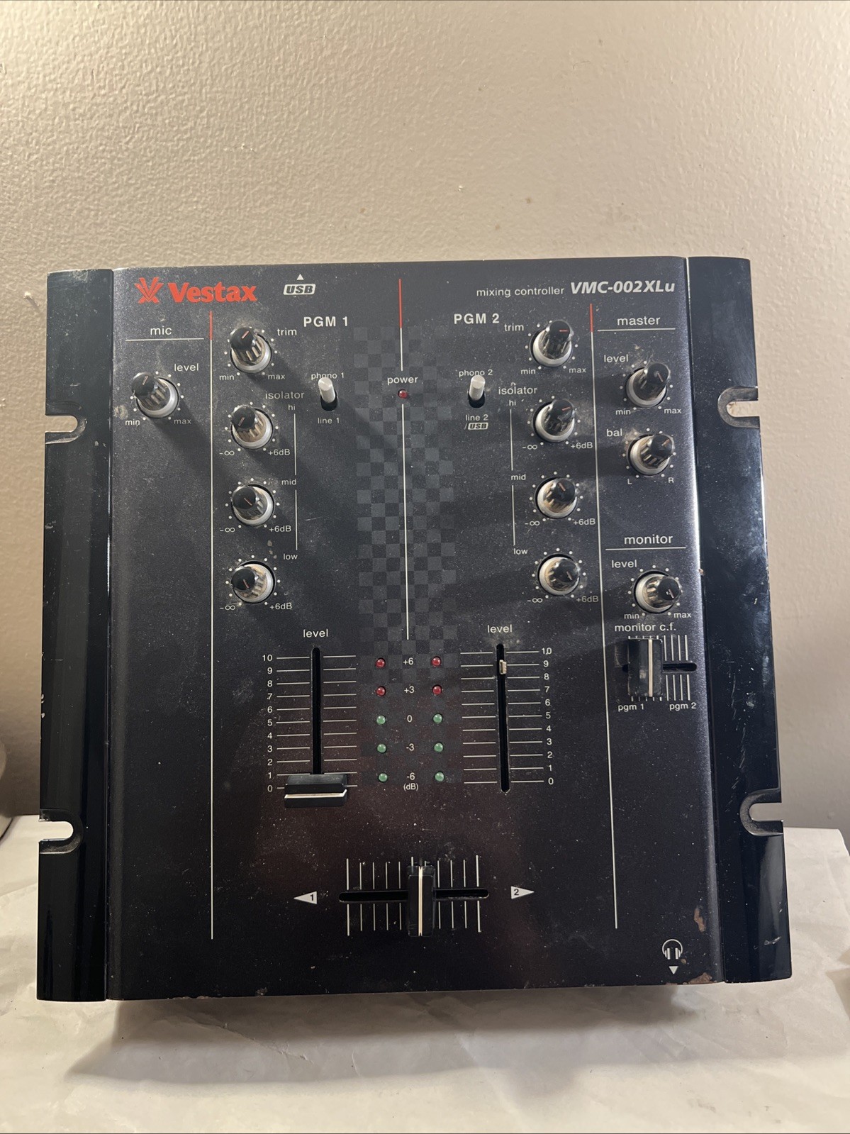 Vestax VMC-002XLu Professional 2-Channel DJ Mixer with USB -untested.no Charger