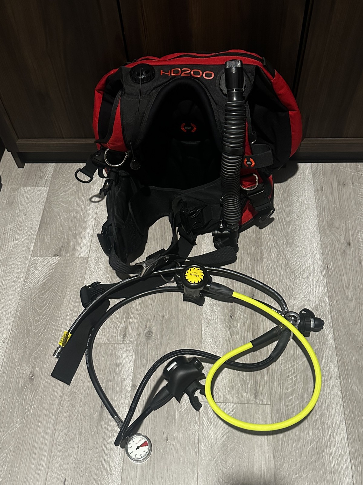Hollis HD-200 BCD Scuba Dive Buoyancy Compensator - Medium with Regulator