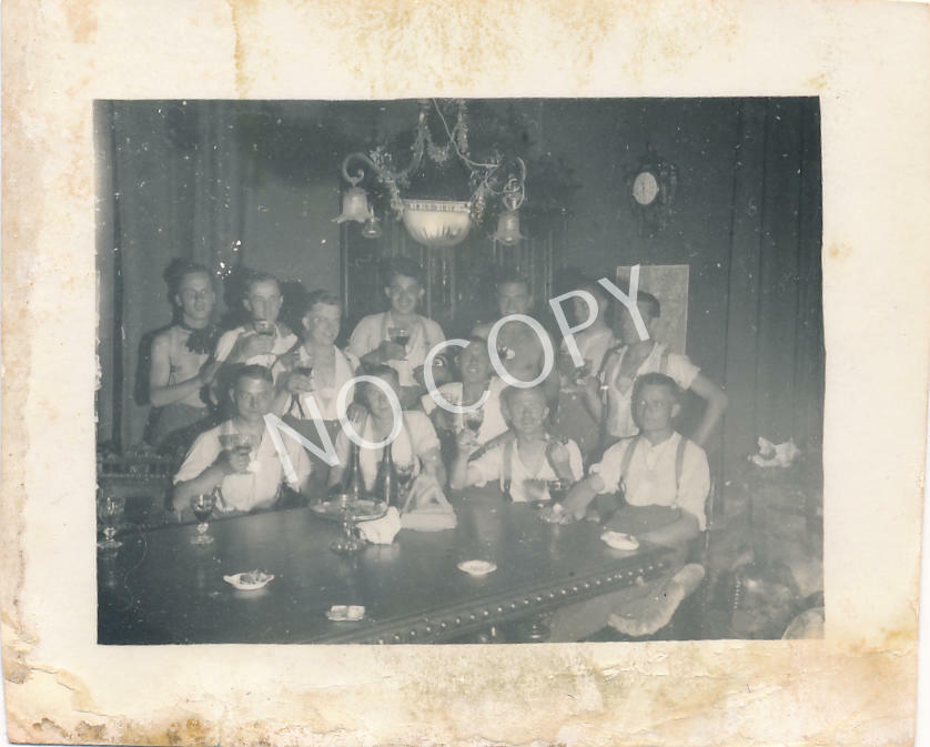 Photo WW II Wehrmacht Soldiers Leisure Drink Quarters J1.65
