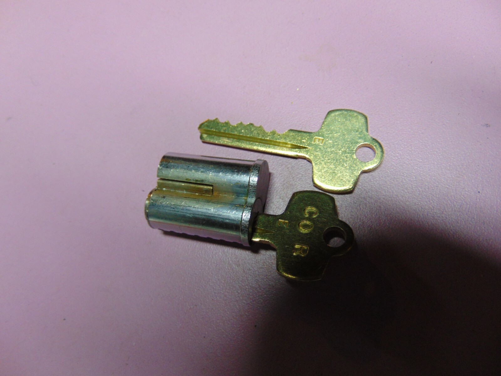 1 - BEST LOOK ALIKE  E BLANK CORES  PIN  7 PIN  1 KEYS AND 1 CORE    LOCKSMITH