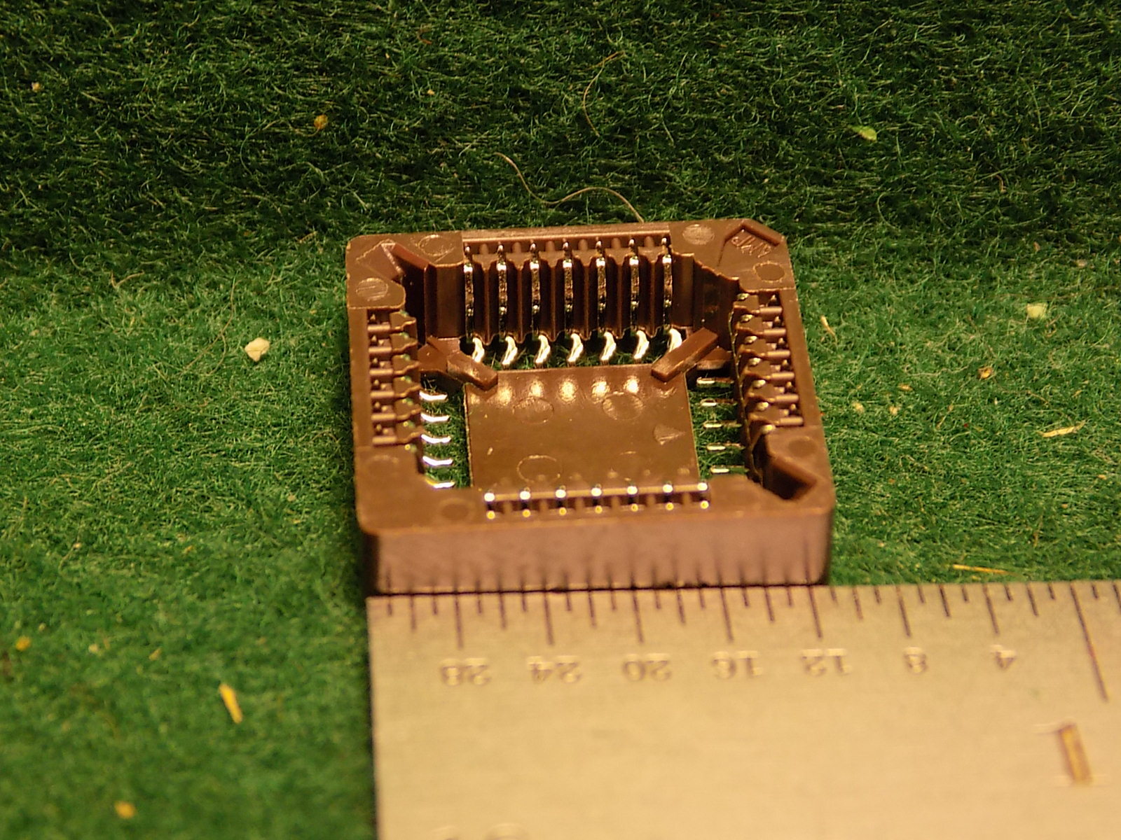 (1 PC) AMP 822039-3 IC SOCKET 28 POS LOW PROFILE PLCC ROHS NOS