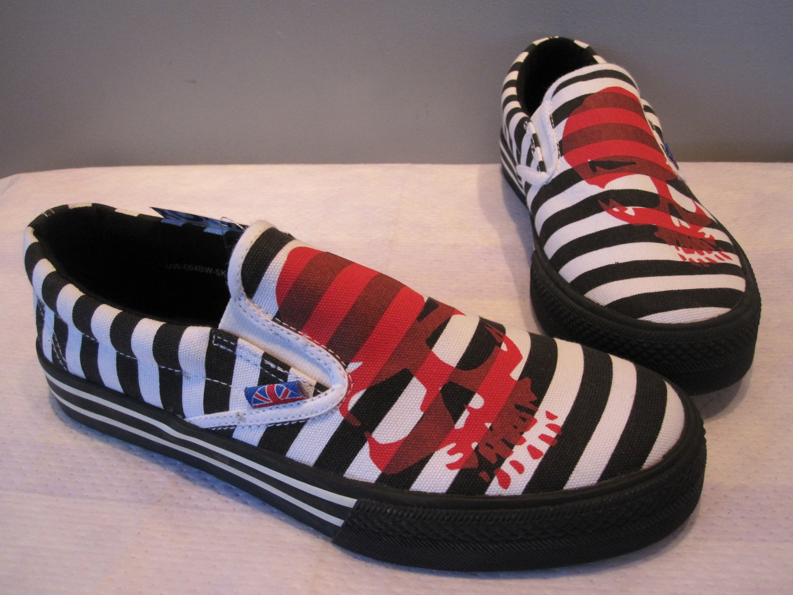 NEW UNDERGROUND SHOES SKULL JAiLHOUSE STRiPE PiRATE BOAT SNEAKERS EMO UK8 EURO42