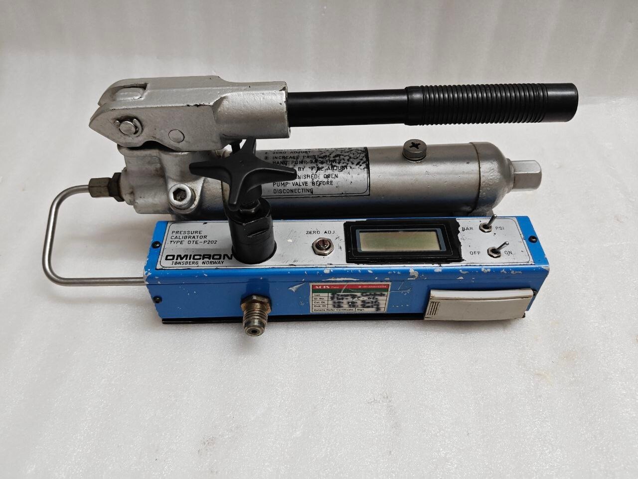 OMICRON OTE P202 PRESSURE CALIBRATOR 0.1MPA 14.5 PSI 1.02  KG/CM2 902