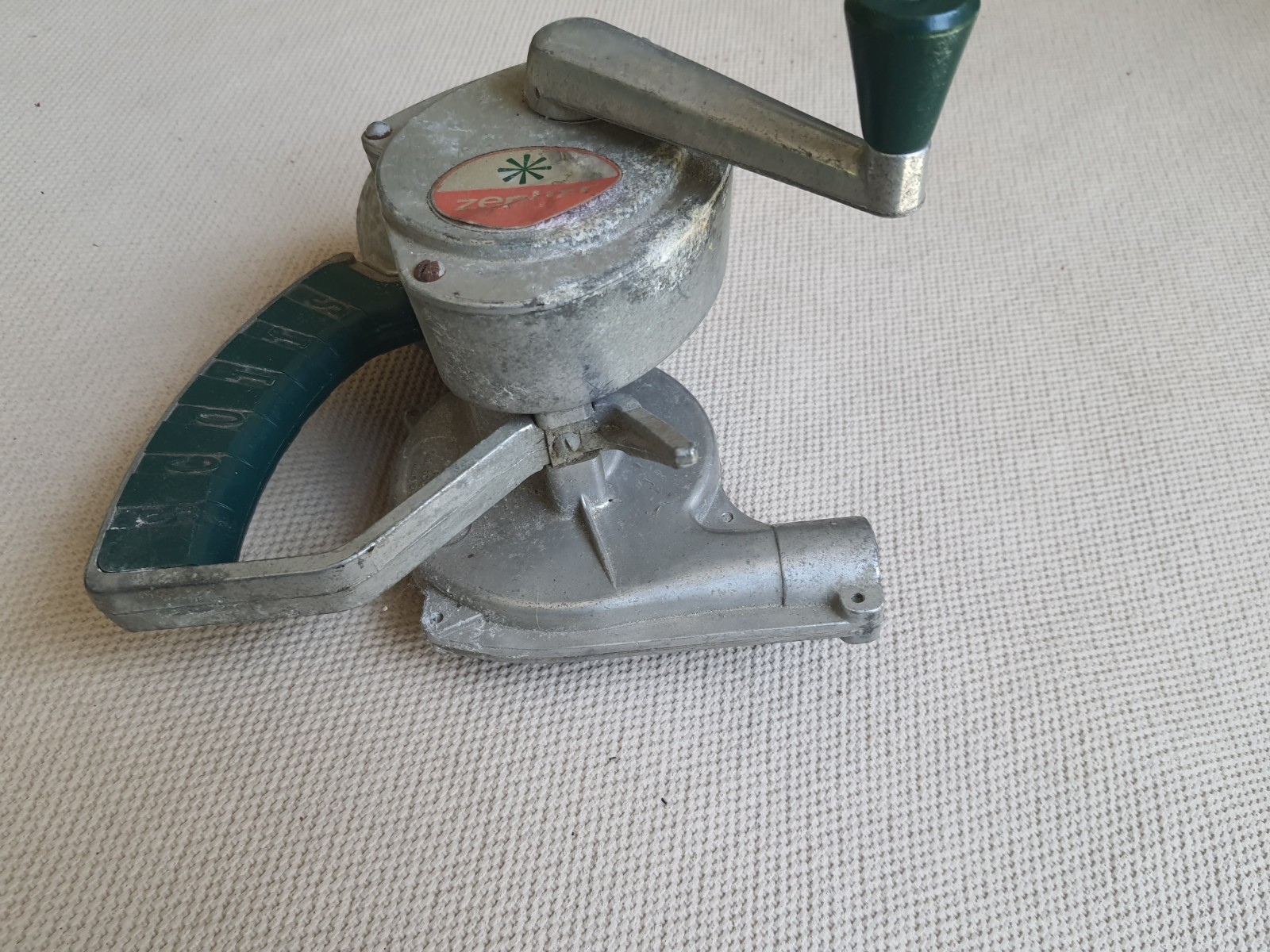 Vintage SCOTTS ZEPHYR Crank Duster Seeder