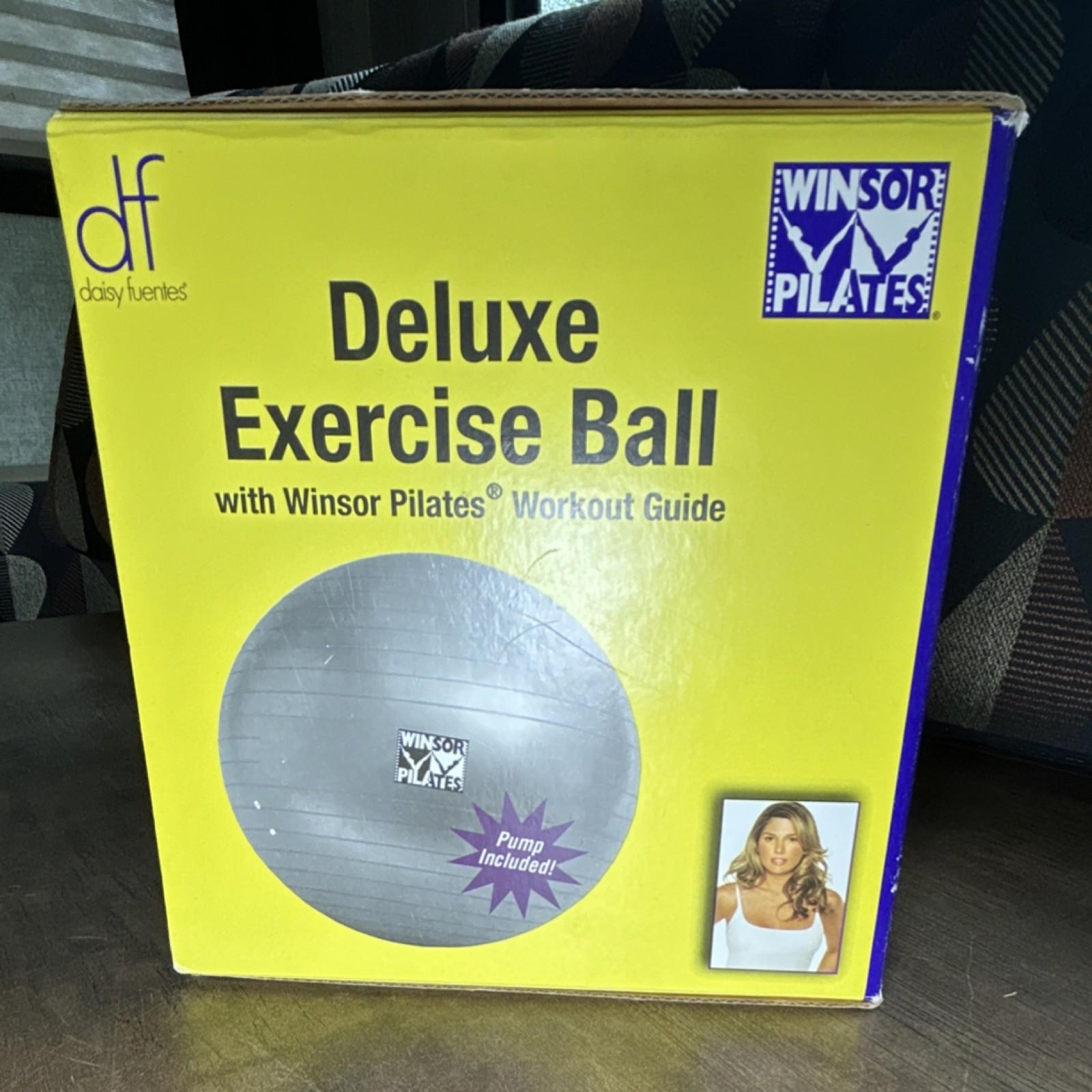 Daisy Fuentes Burst-resistant Exercise Ball 65 cm Pump & Pilates Workout Guide