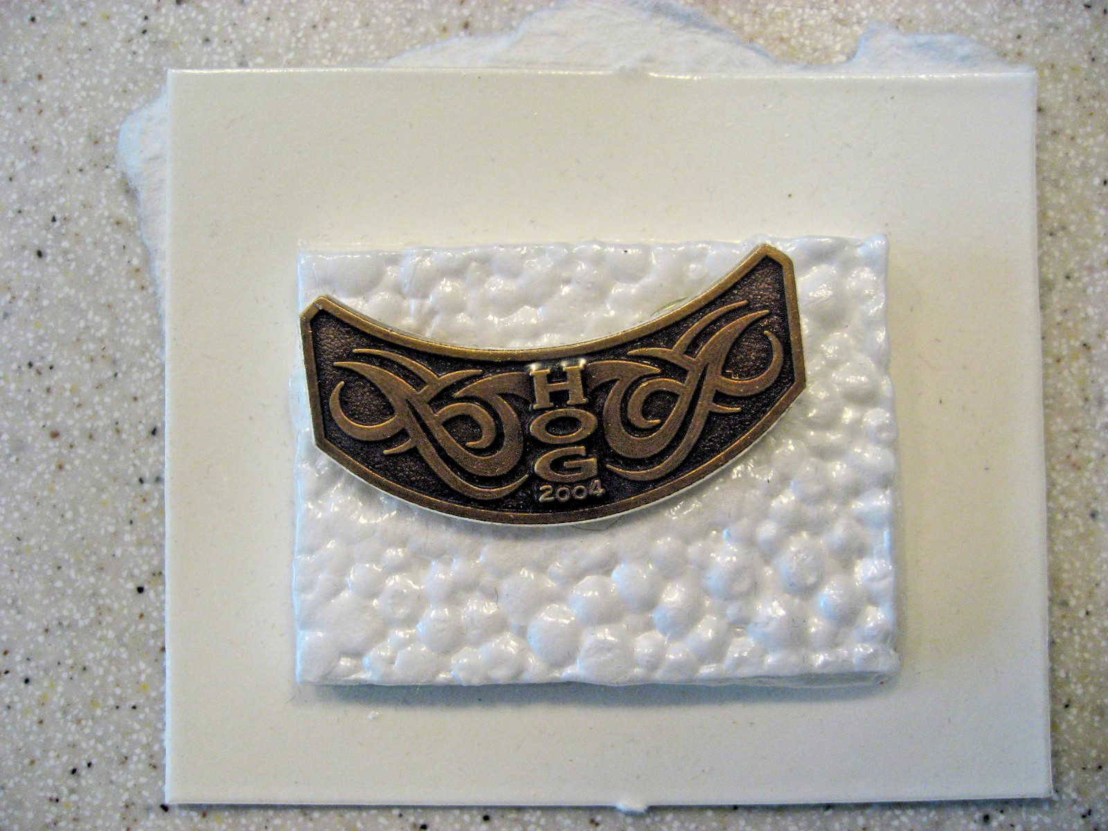 Official 2004 Harley Davidson Owners Group HOG Rocker Lapel Pin Vest Arm