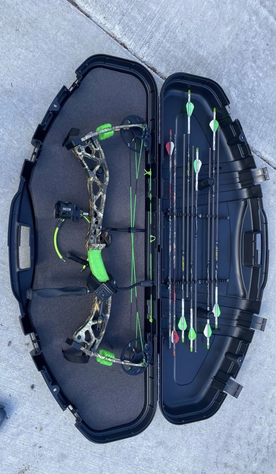 Bear Archery Cruzer G2 RH Target Compound Bow 70lb 30in Green Camo Case/Arrows