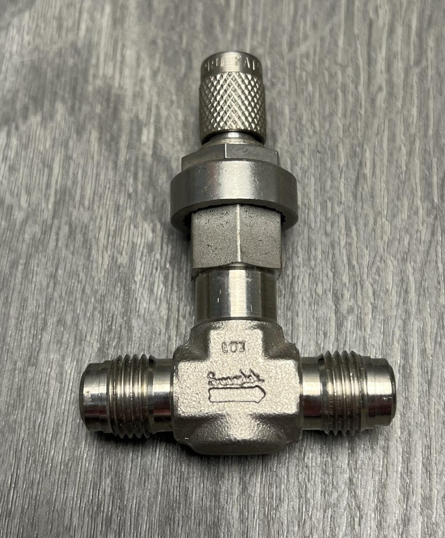 Swagelok Nupro SS-4MGVR4 Stainless Metering Valve 1/4 In Male VCR Tee Fitting
