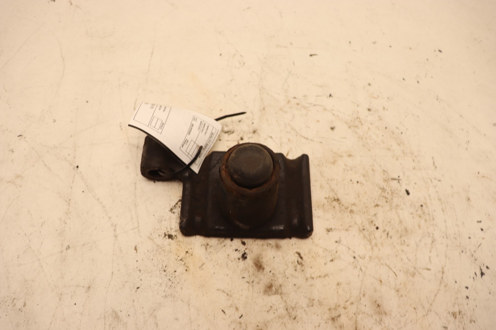 08-17 FREIGHTLINER CASCADIA 125 FRONT LEFT U-BOLT TOP PLATE SUPPORT BRACKET OEM