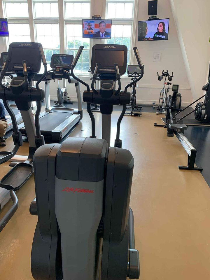 Life Fitness 95x Elevation Discover SE Elliptical - Cleaned & Serviced