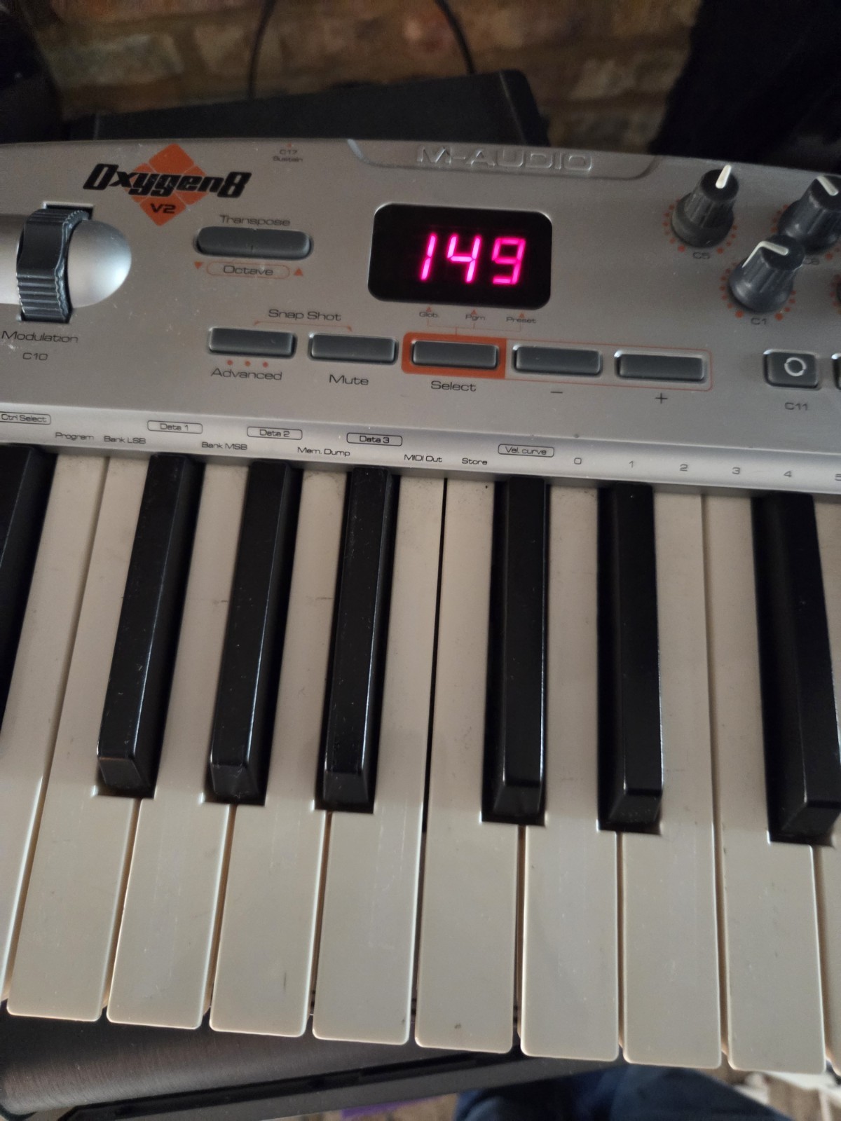 M-Audio Oxygen8 v2 25-Key MIDI USB Keyboard Controller Pitch Mod Faders Knobs