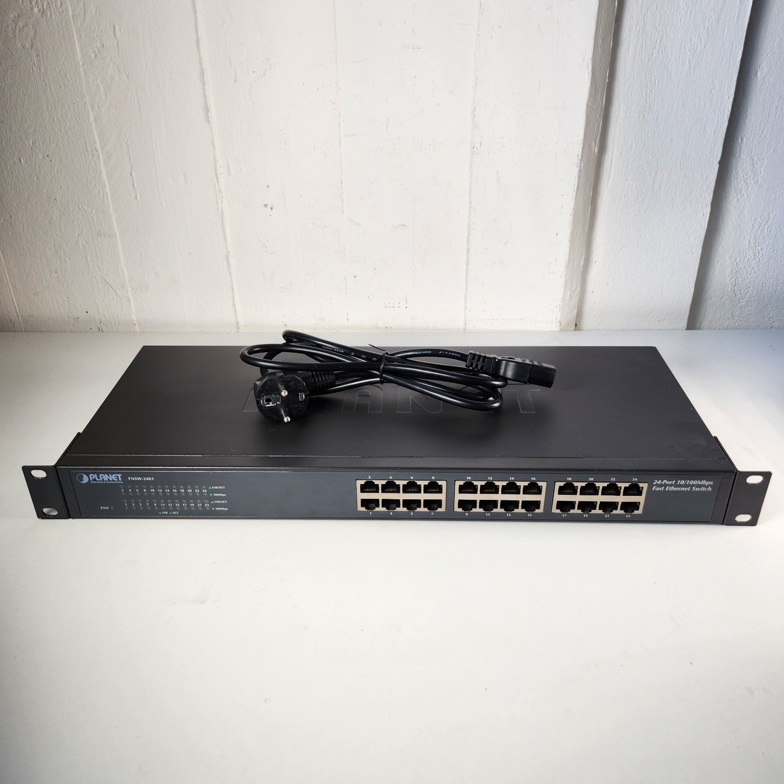 Planet FNSW-2401 24-Port Ethernet Network Switch Read Description