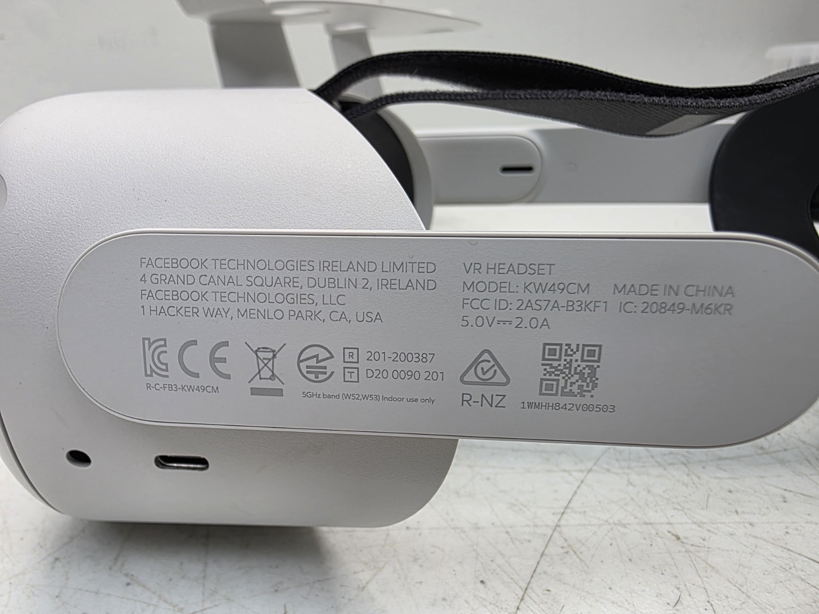 Meta Oculus Quest 2 All-in-One Standalone Virtual Reality VR Headset **READ**