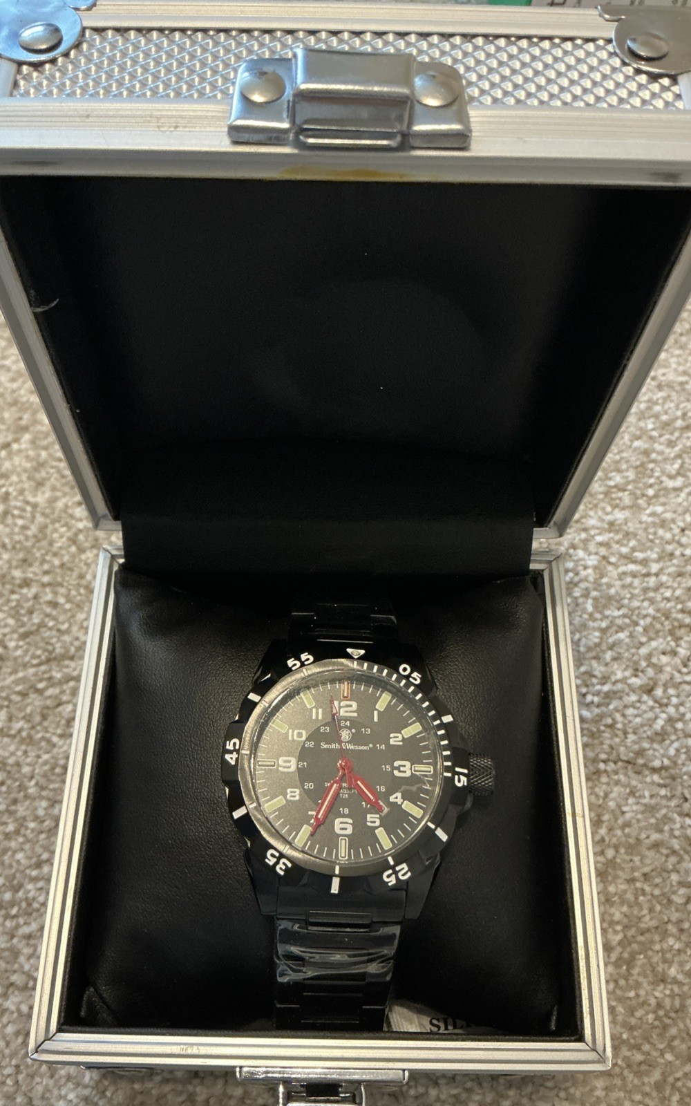 SMITH & WESSON BLACK STAINLESS STEEL SPORT QUARTZ WATCH TRITINUM. BRAND NEW