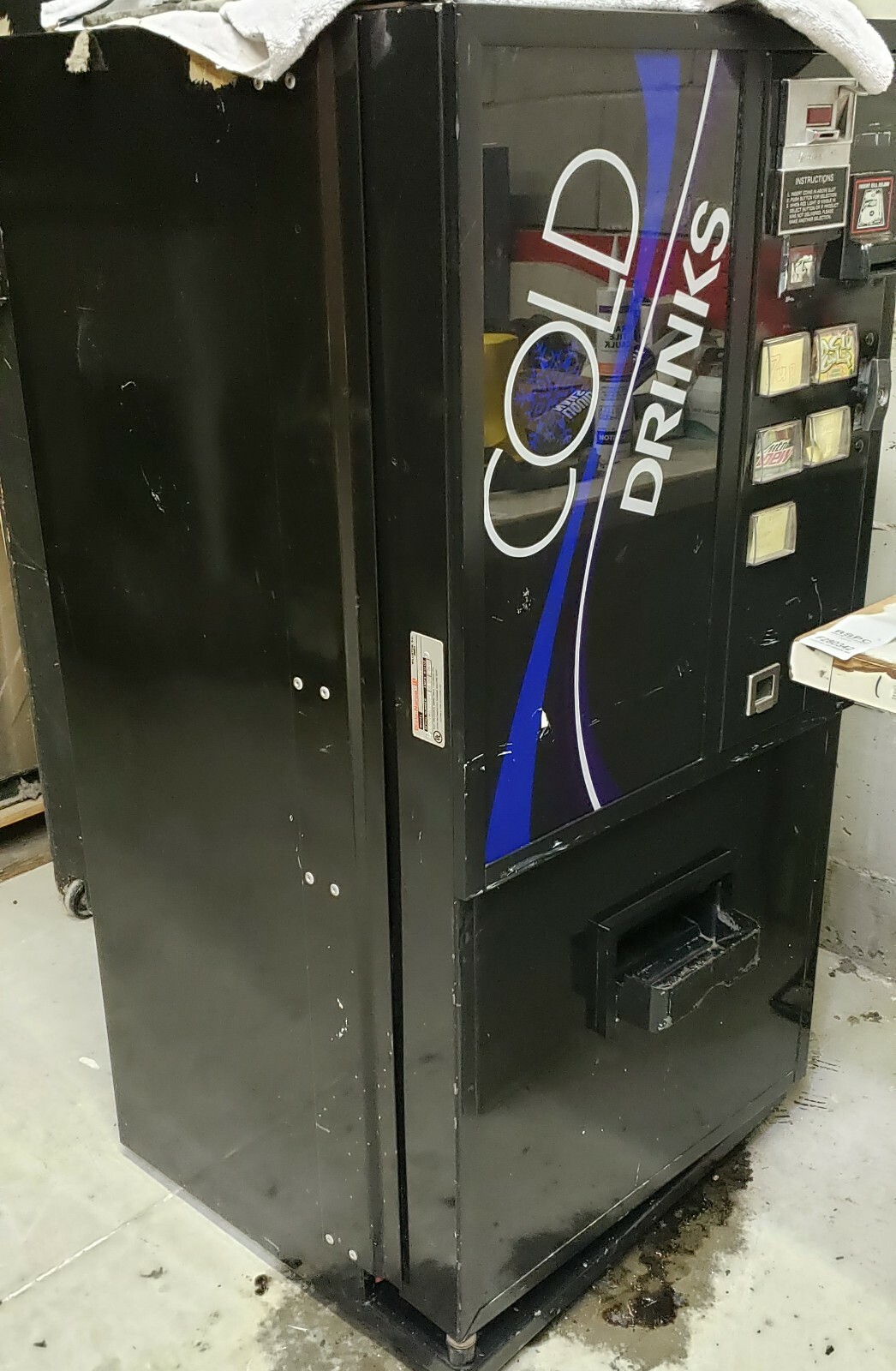 Dixie Narco 180 / 105-5 ("Cold Drinks" front) five-selection vending machine