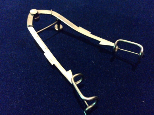 NEW WILLIAMS EYE SPECULUM WITH LOCKING SCREW