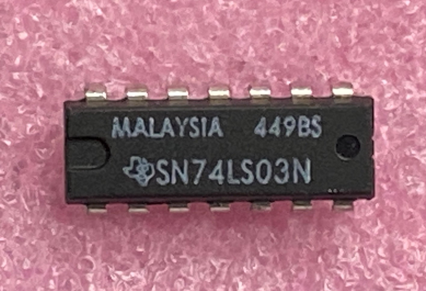Texas Instruments SN74LS03N 4-Ch, 2-input NAND Gates O/Drain Integrated Circuit