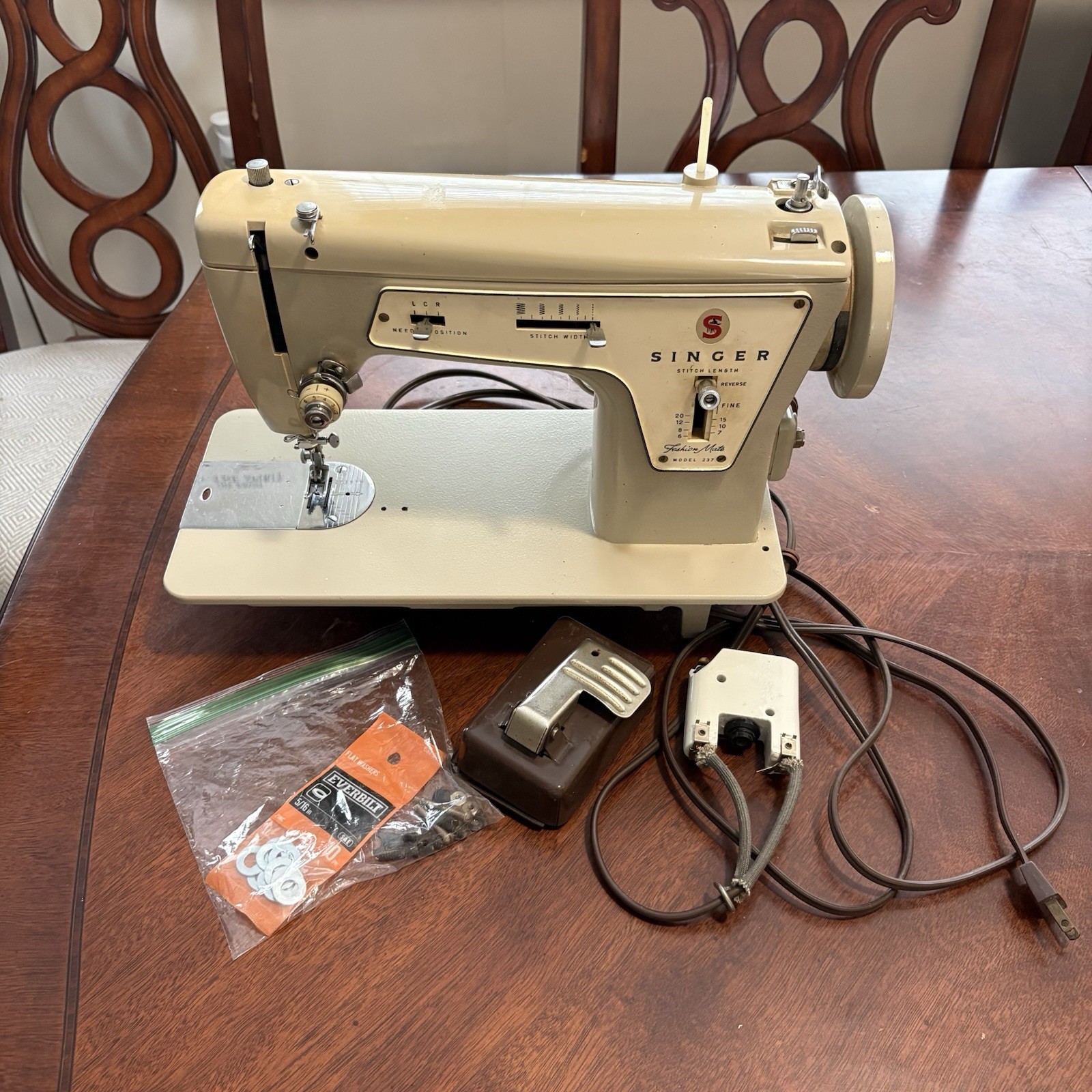 SINGER 237 Straight/Zigzag Sewing Machine, Parts/Repair
