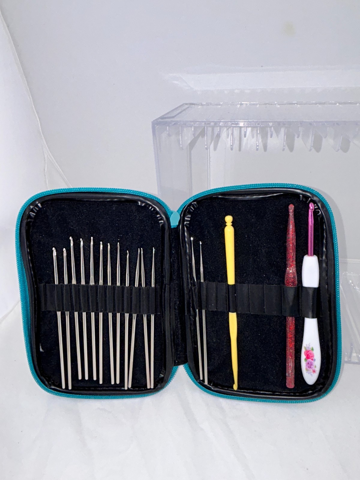 Pioneer Woman Sweet Rose Crochet Hook 7" Carry Case with Lot of 17 Hooks NOTE