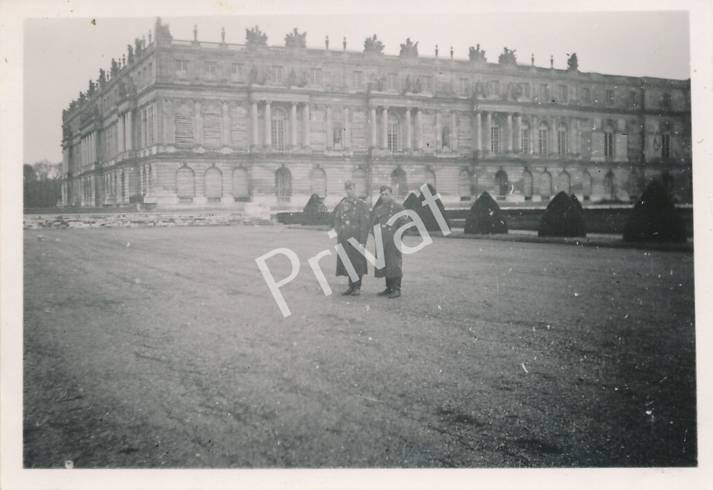 Photo WW II Wehrmacht Soldiers Versailles Castle France 1941 France K1.16