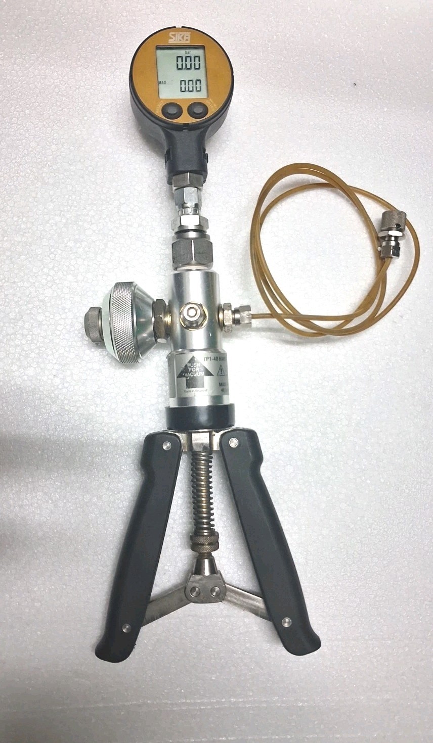 SI TP 1-40  Pressure calibrator -0.95 TO +40bar WITH 31 Bar Sika Gauge