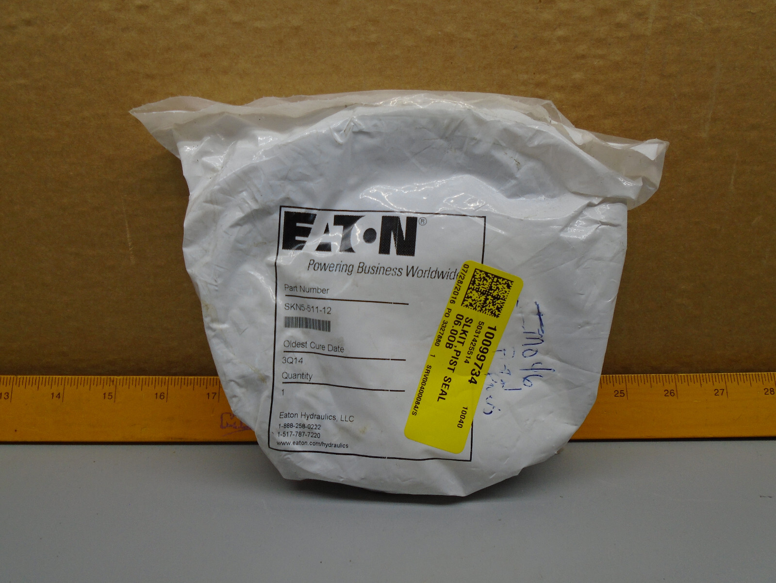 New old Stock SKN5-511-12 Eaton Seal  kit  R9