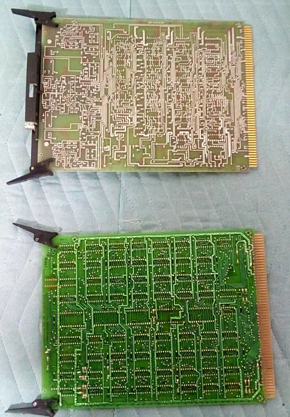 Honeywell Basic Controller Board C-CB200 w/ Regulator, HWY-(1,2), 2x Output Card