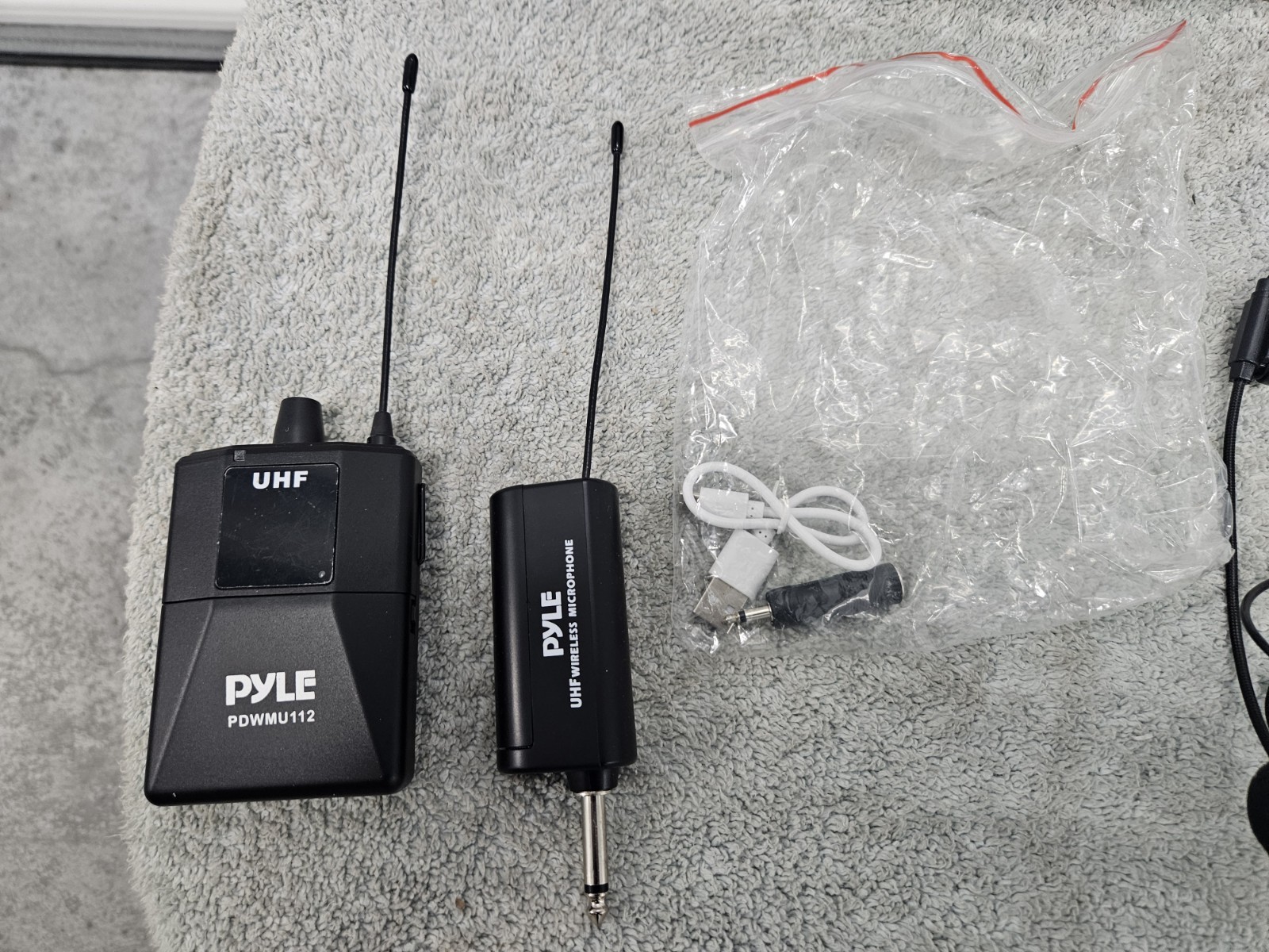 Pyle UHF Wireless Microphone System Kit LED Digital Display Screens PDWMU112