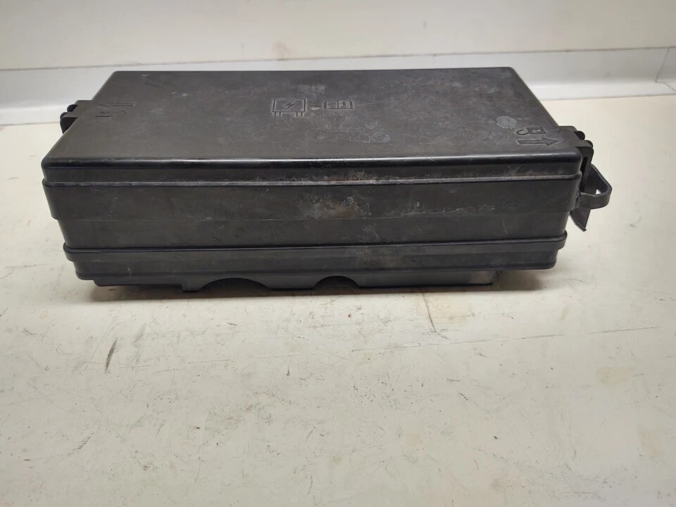 2005-2006 Ford Mustang Fuse Box Relay Module Engine Assembly OEM