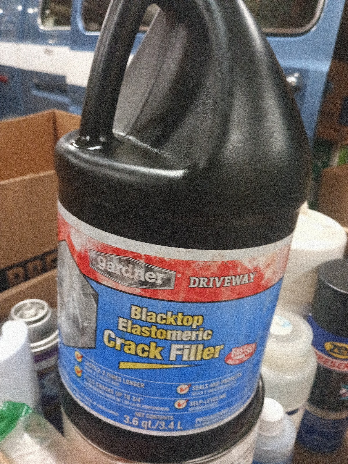 Driveway Elastomeric Emulsion Crack Filler 0.9 gal, Black. 711